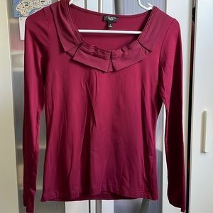 Beautiful dark wine details top can dress up and down, size p petites